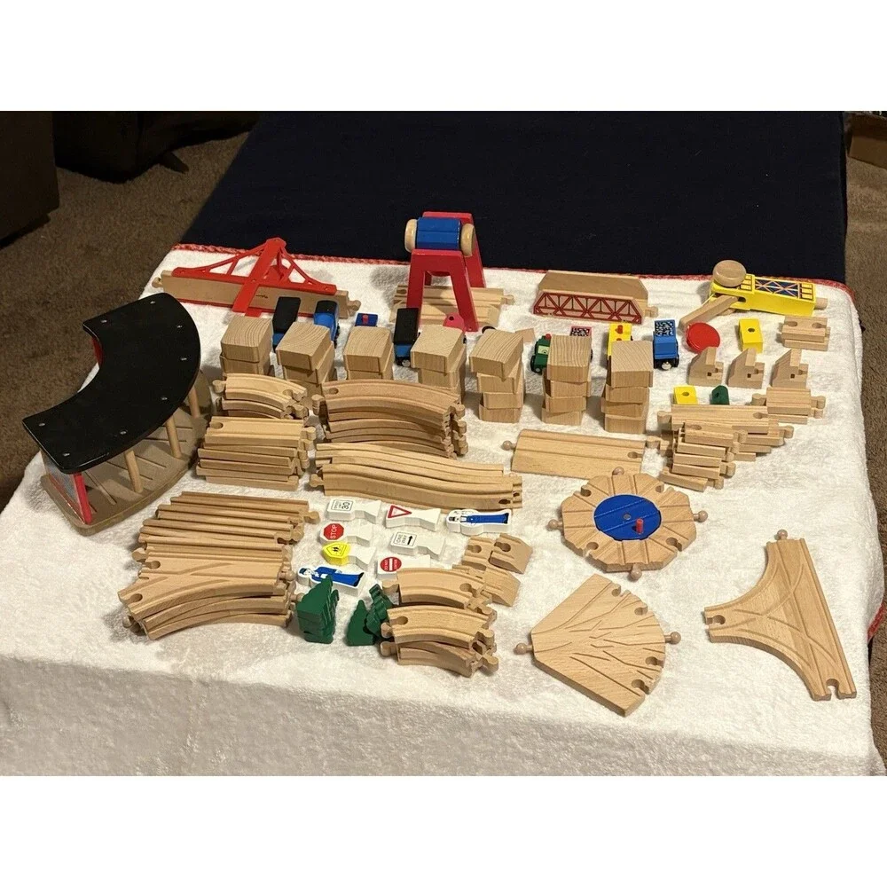 Melissa & Doug #701 Wooden Railway Train Set 130Pc Track Bridge Crane Roundhouse